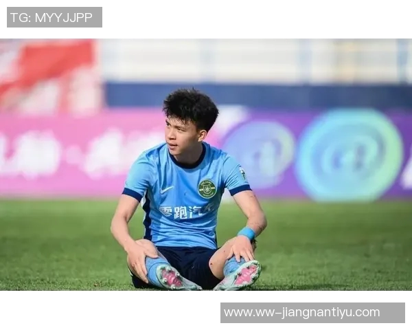 王钰栋热身赛遭泰国队飞踹重创痛苦倒地引发关注与担忧 王钰栋热身赛遭泰国队飞踹重创痛苦倒地引发关注与担忧